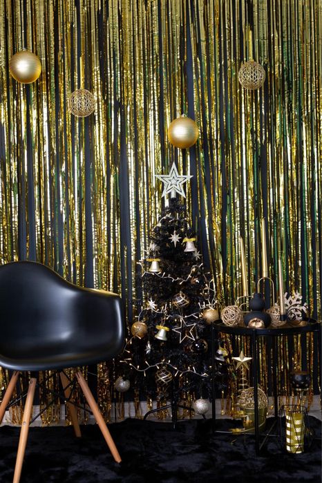 Продават се коледни декори