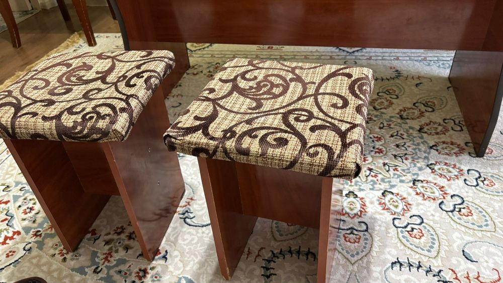 Стол с тобуретками