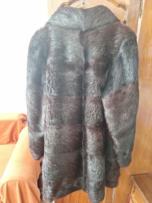 Haina confectionata din blana naturala de nutrie,  trei sferturi