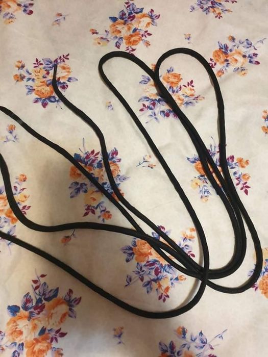 Vand sireturi negre cerate(36 perechi),lungimea 140 cm,13 lei perechea