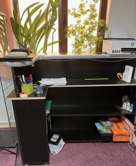 Recepție / birou cu rafturi . Se ridica personal din Ploiesti.Va rog,doar mesaje OLX/WhatsApp. Nu raspund telefonic,din lipsa de timp.Va multumesc.