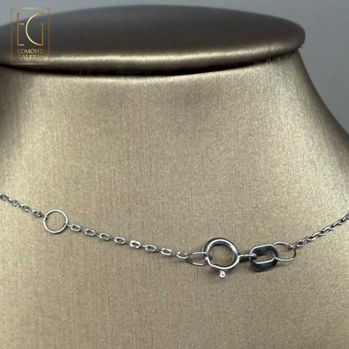Colier din aur alb, decorat cu acvamarin și diamante, realizat de atelier din Padova, Italia