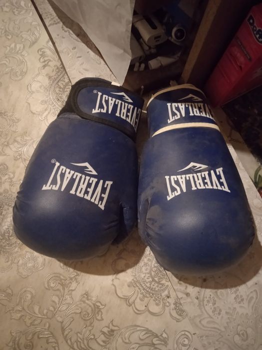 Продам перчатки боксерские.Перчатка.Everlast.
