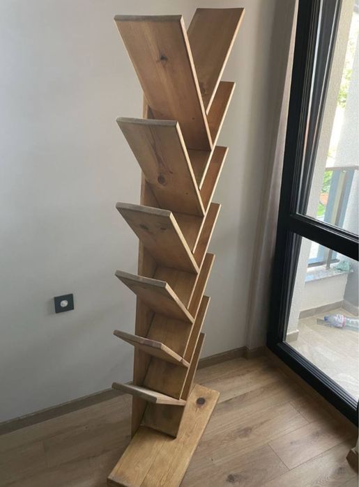 Голяма дървена етажерка за книги