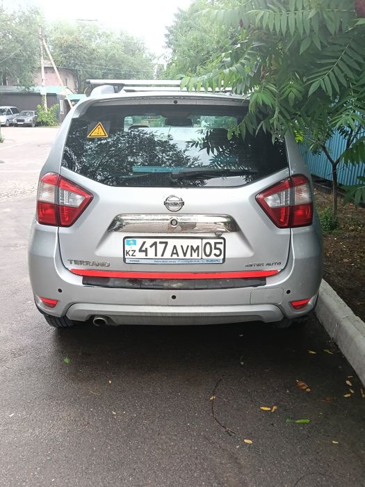Автомобиль ниссан