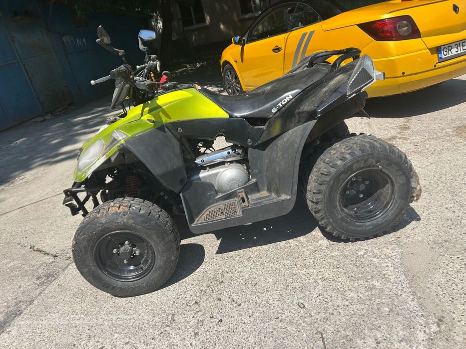 Vând atv Eton  vector