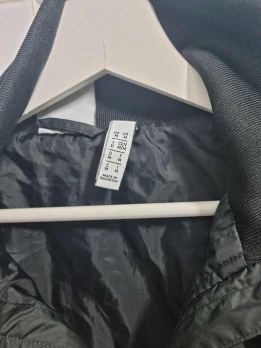 Vând Geaca Adidas aproape nouă