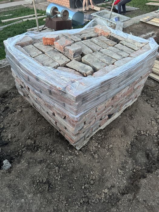 Продам б/у красные кирпичи