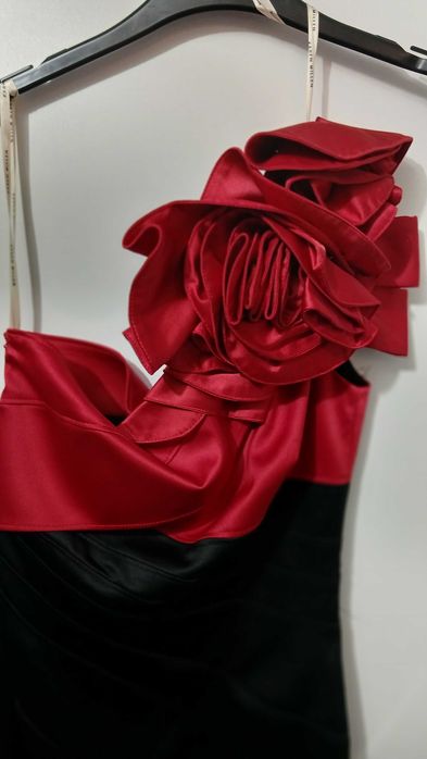 Червена и черна сатенена рокля с едно рамо – Karen Millen