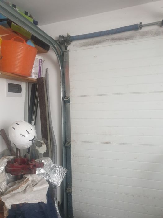 Ușă  pentru   garaj cu   telecomanda.