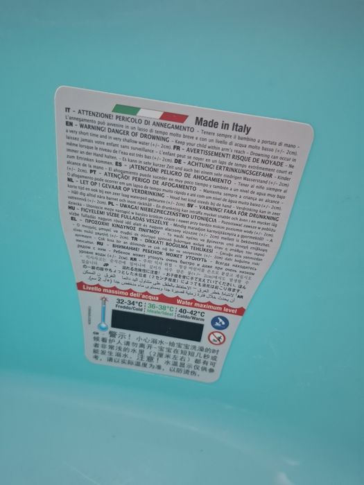 Бебешка вана със стойка с аеродинамична седалка