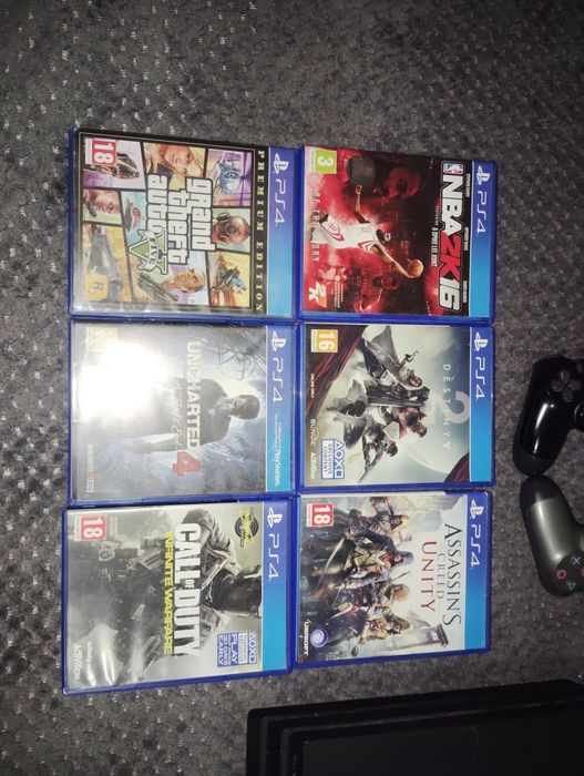 vând PS4 pro cu 2 controllere și 6 jocuri incluse