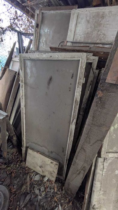 Деревянные оконные рамы со стеклами и просто стекла