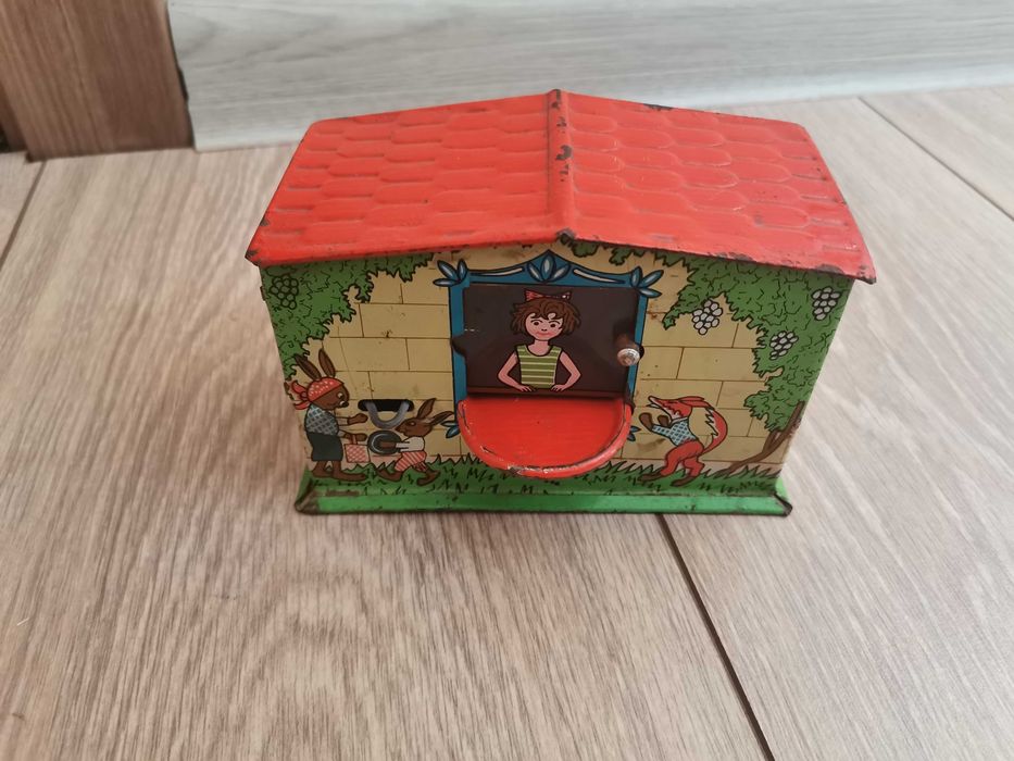 Стара метална касичка