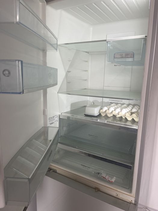 Холодильник Бош, б/у. Хорошо морозит, очень вместительный.