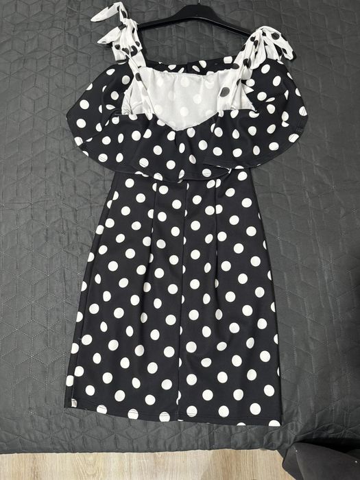 Черна рокля с панделки