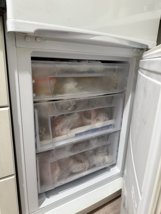 Продаю холодильник Indesit