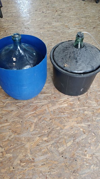 Vand damigene 50l+25l, din sticla cu cosuri