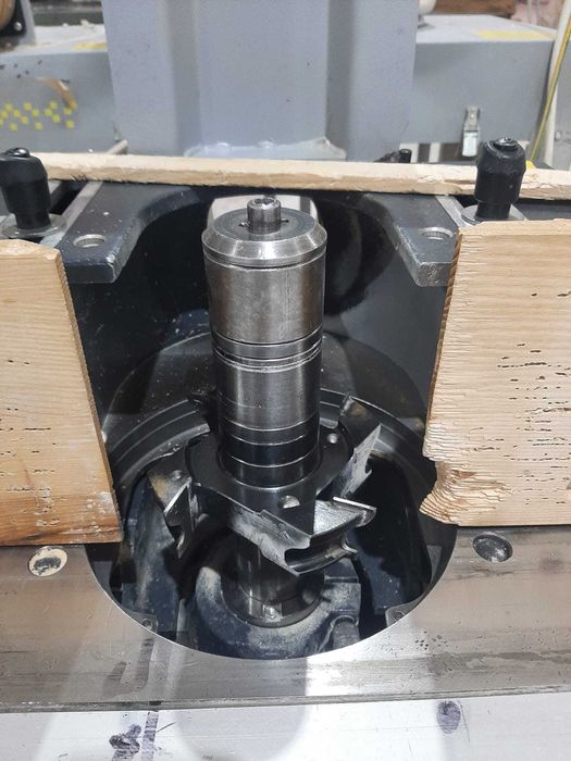 Masina de frezat cu ax inclinabil si avans mecanic