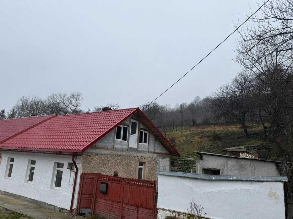 Vând casă la Anina!