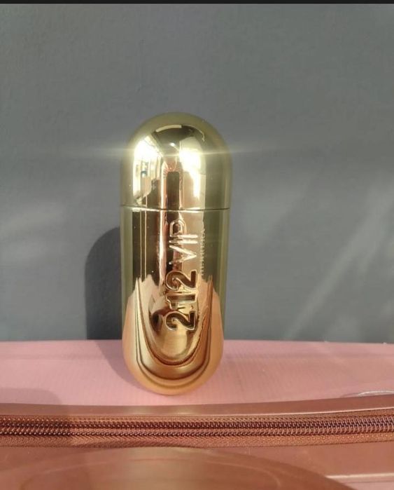Продам духи Carolina Herrera 212 vip оригинал