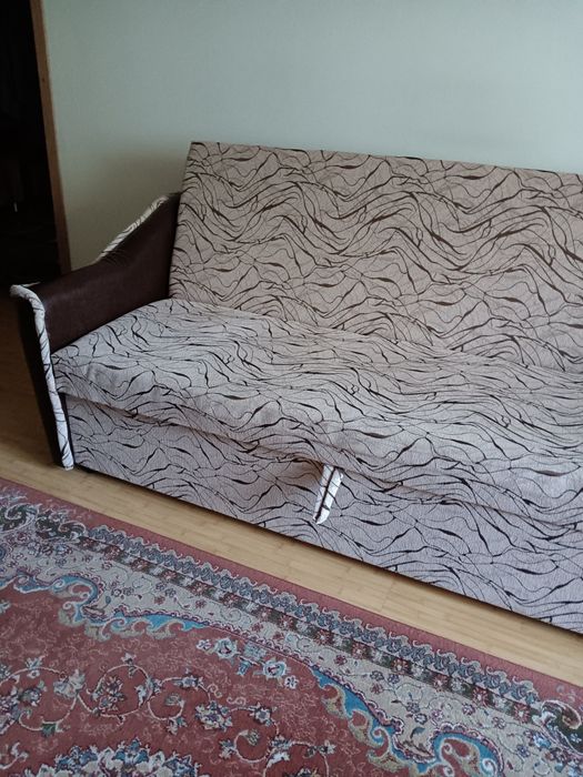 Vând canapea bej