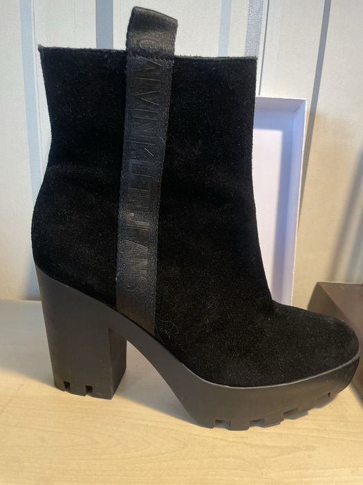 Продам демисезонные  ботинуи Calvin Klein Jeans