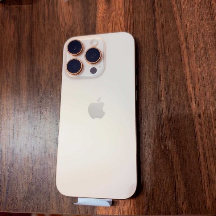 iPhone 16 Pro 256GB Desert Titanium (Златен) - Като нов + ПОДАРЪК Оригинален кейс!