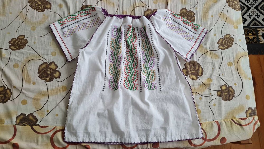 Ie tradițională cu mărgele cusută manual