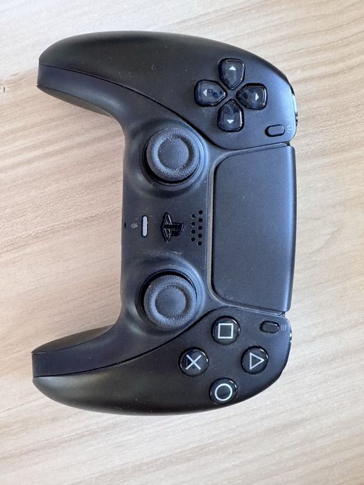 Геймпад черный и белый ps5