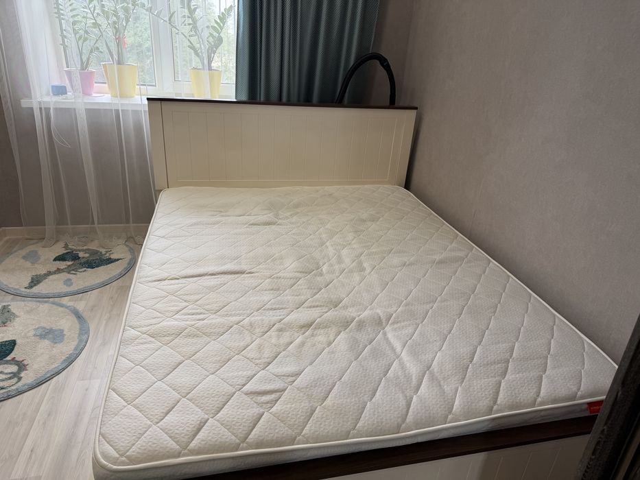 Продам кровать с матрацем