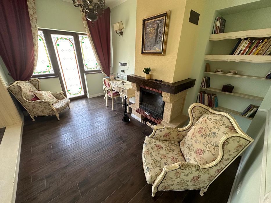 Mobilier din lemn masiv, stil baroc, 2 fotolii + 3 comode, stare buna!