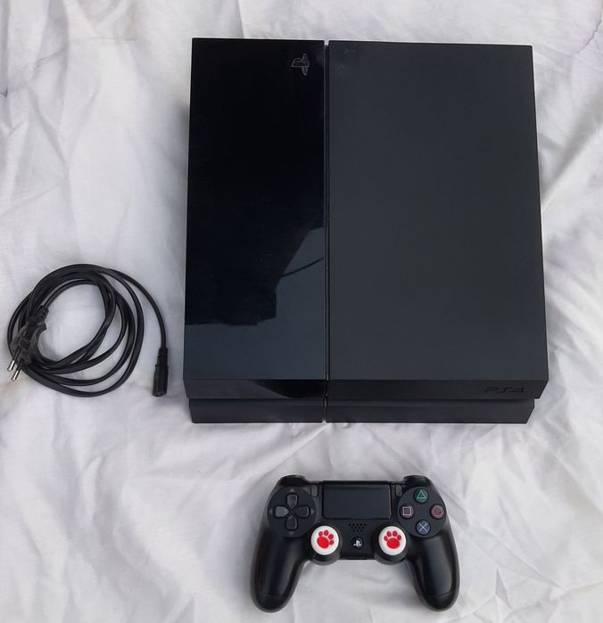 Vând PlayStation 4 în stare bună