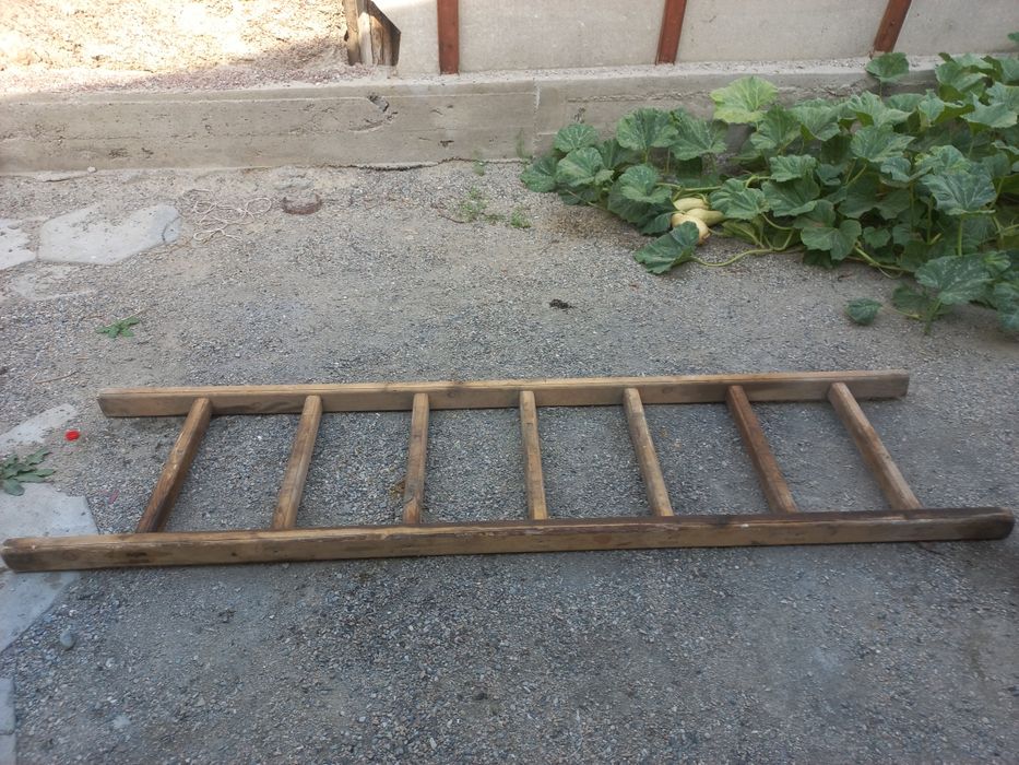 Лестница деревянная