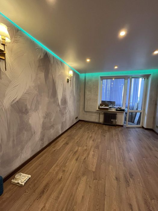 Поклейка обоев..