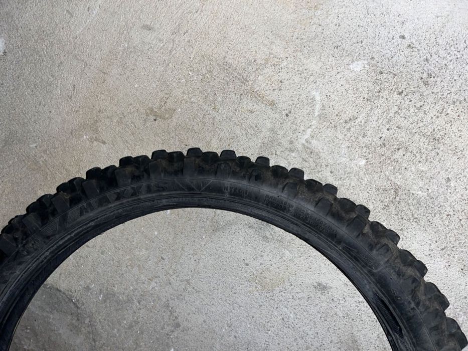 СПЕШНО гума за мотор (предна)