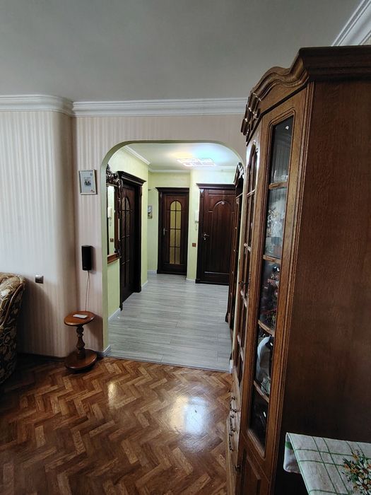 Продам квартиру трехкомнатную