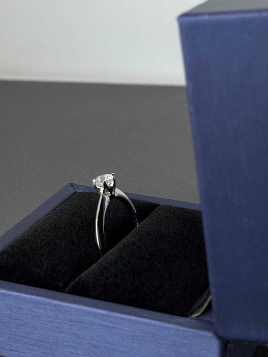 Золотое кольцо помолвочное