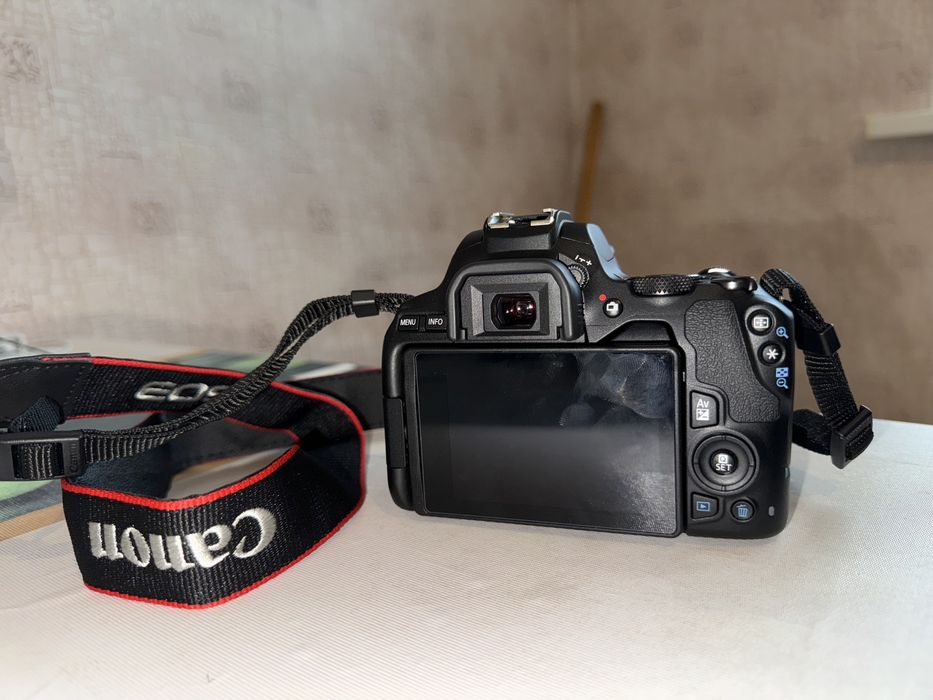 Фотоапарат EOS 250D