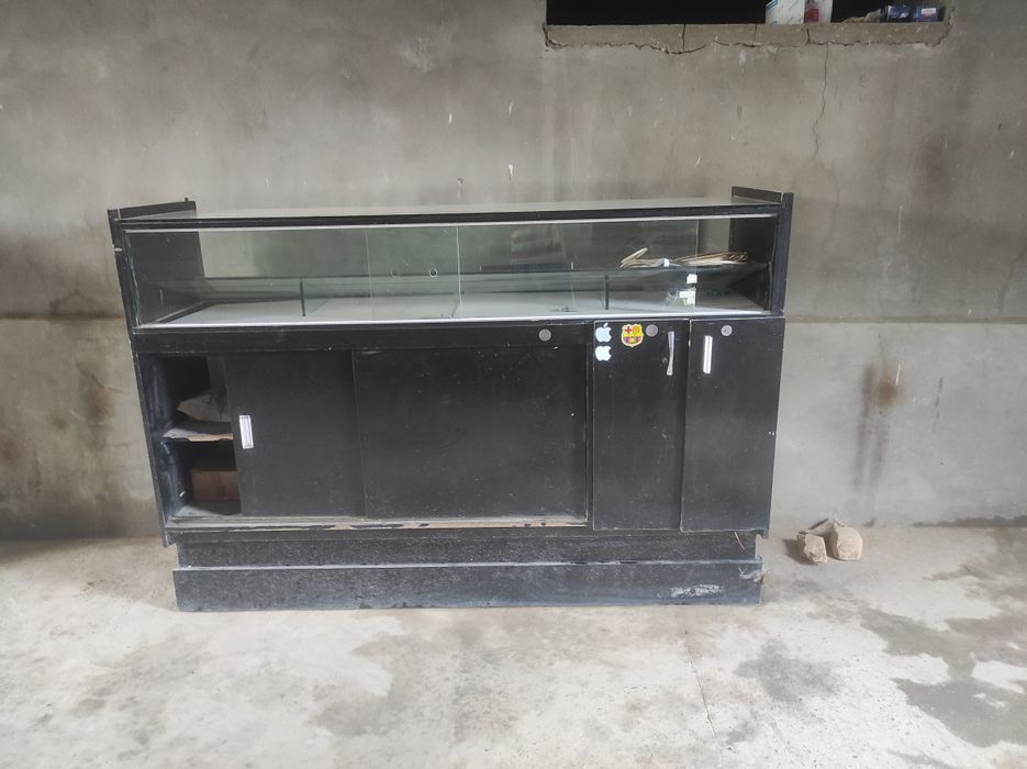 Telefon vitrinalari sotiladi