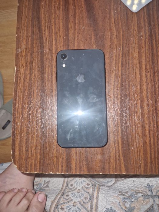 iPhone XR в хорошем состоянии с чехлом