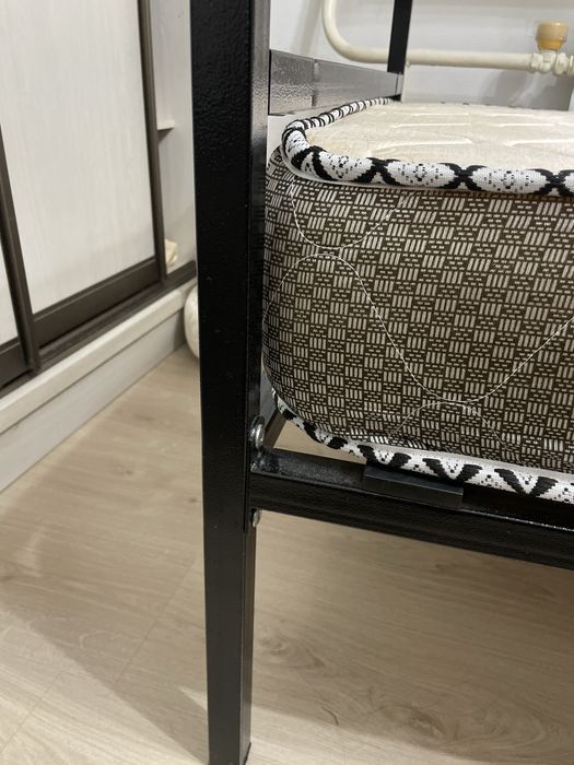 Кровать с матрасом