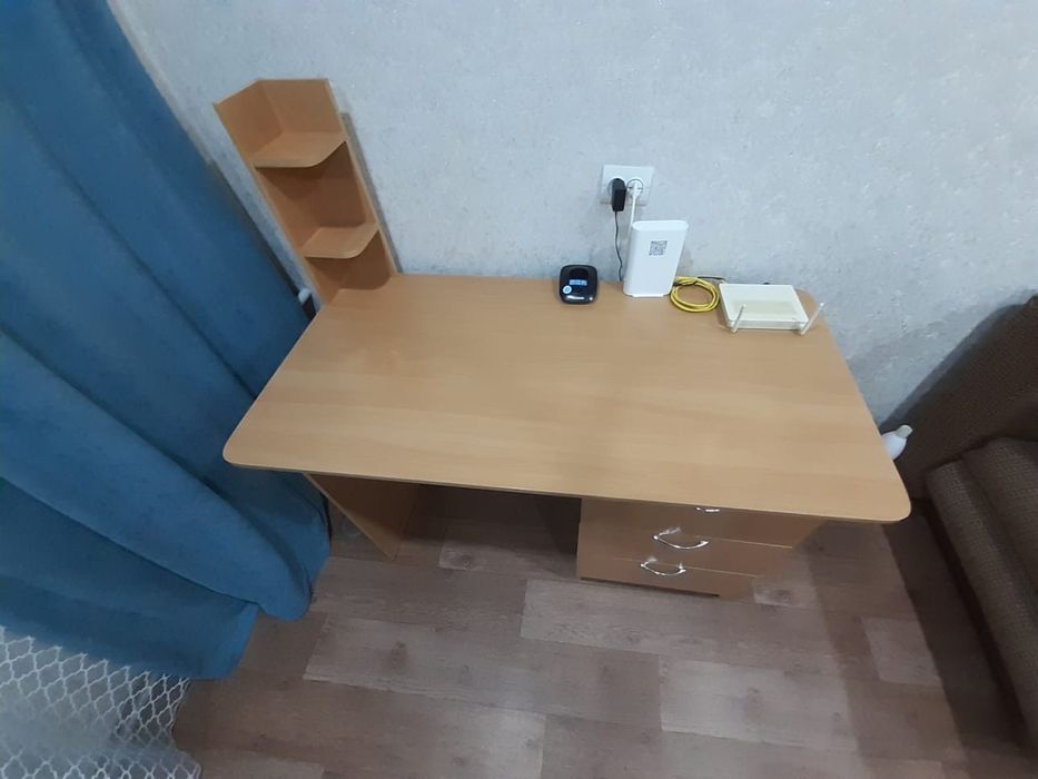 Продам стол тумбовый