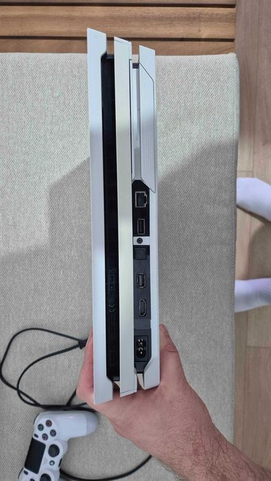 Vand PS4 Pro Alb