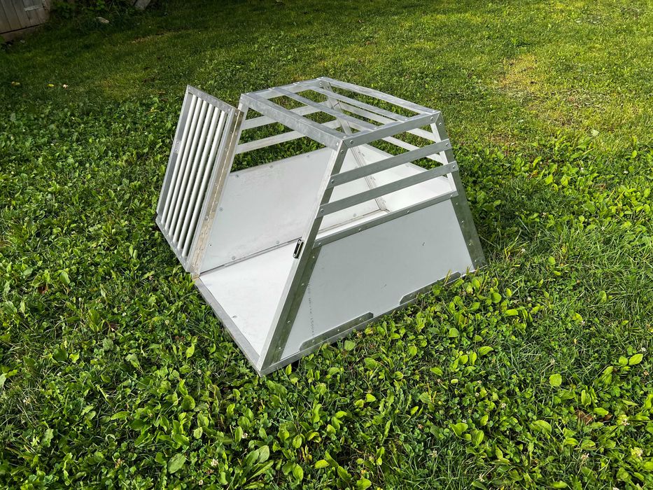 Cușcă aluminiu transport câini de talie medie – fǎcutǎ pt RAV4 PHEV