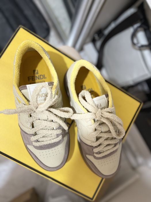 Продам кроссовки женские новые