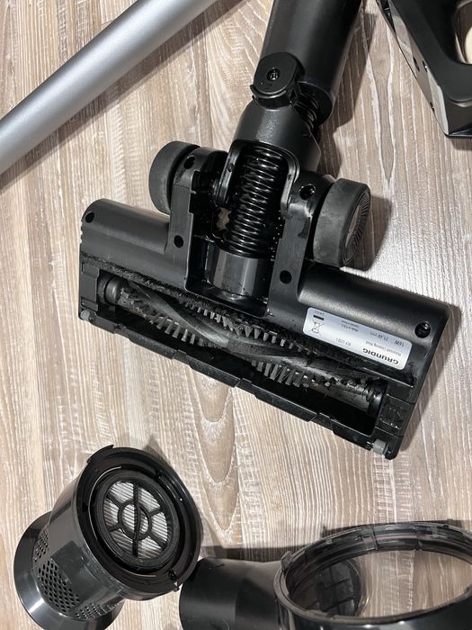 Aspirator vertical cu acumulator