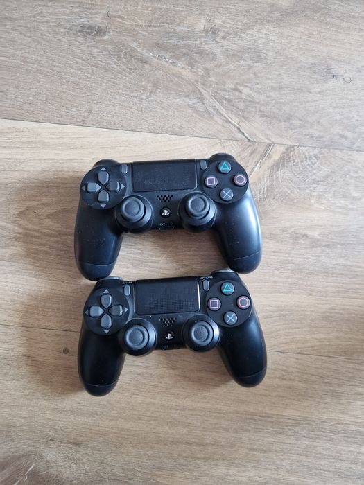 Playstation 4 slim cu 2 jocuri si 2 manete