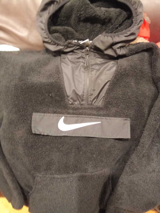 Суитшърт Nike, M-  23 евро.
