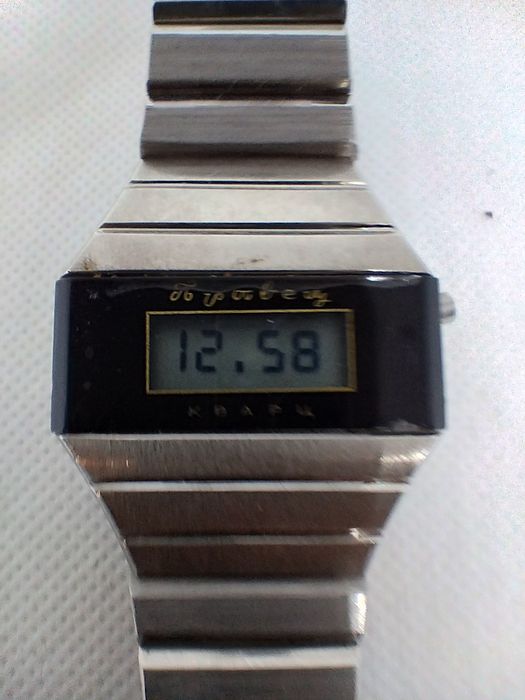 Електронен часовник Правец Кварц XI конгрес БКП Made in Bulgaria 1976